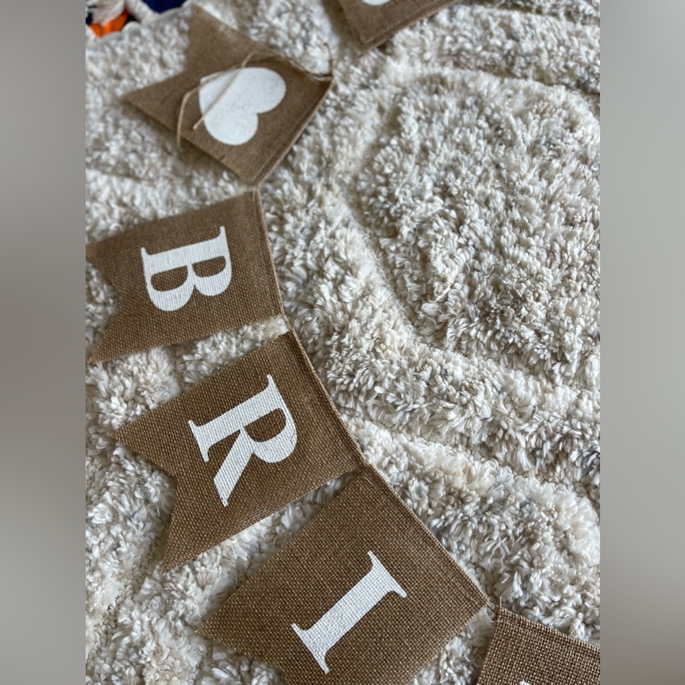 ⭐️Burlap Bride To Be Banner. Great condition Some string cut off on one side. - Picture 4 of 5